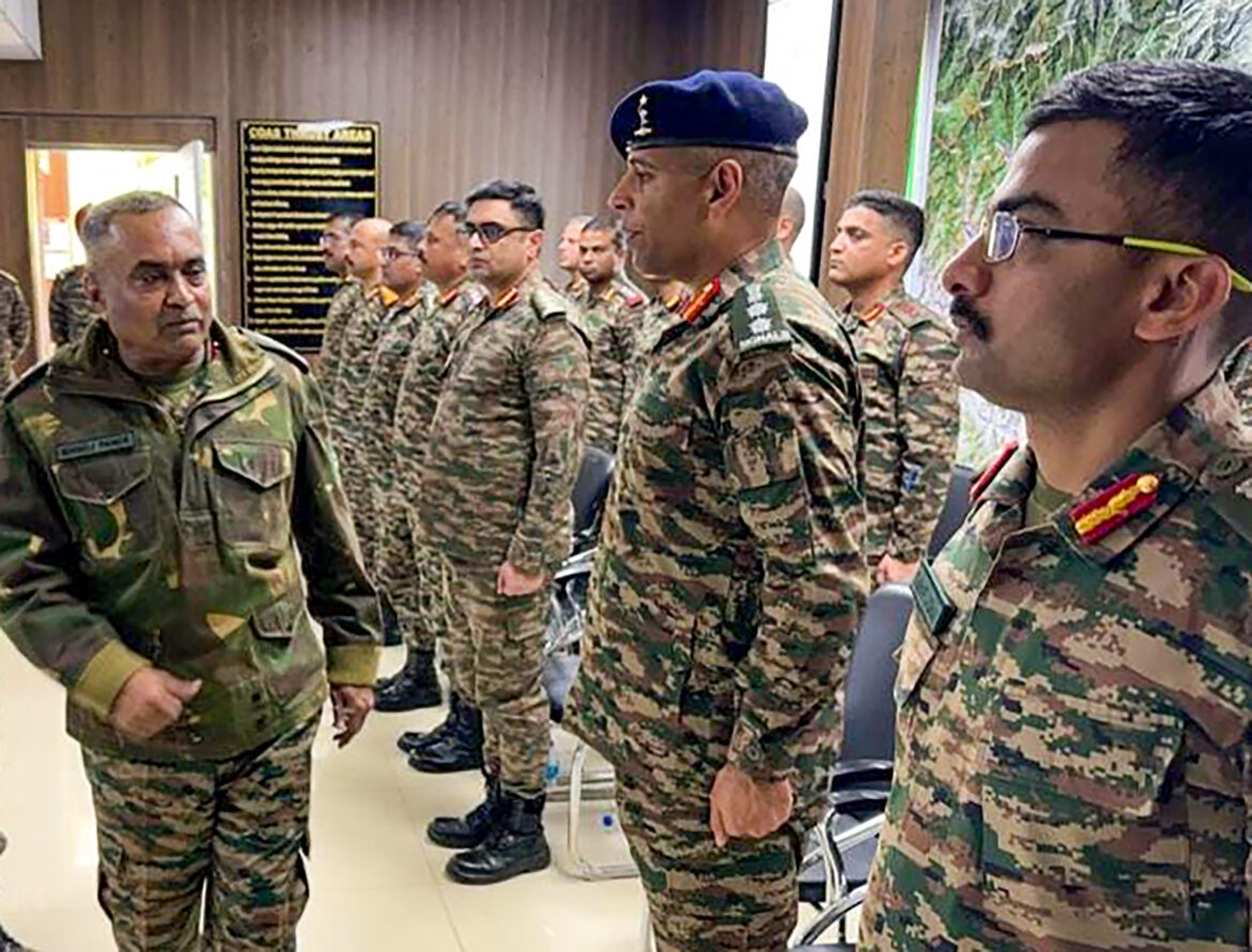 आर्मी चीफ मनोज पांडे का जम्मू दौरा, पुंछ में आतंकवाद विरोधी अभियान के बीच सुरक्षा स्थिति की समीक्षा