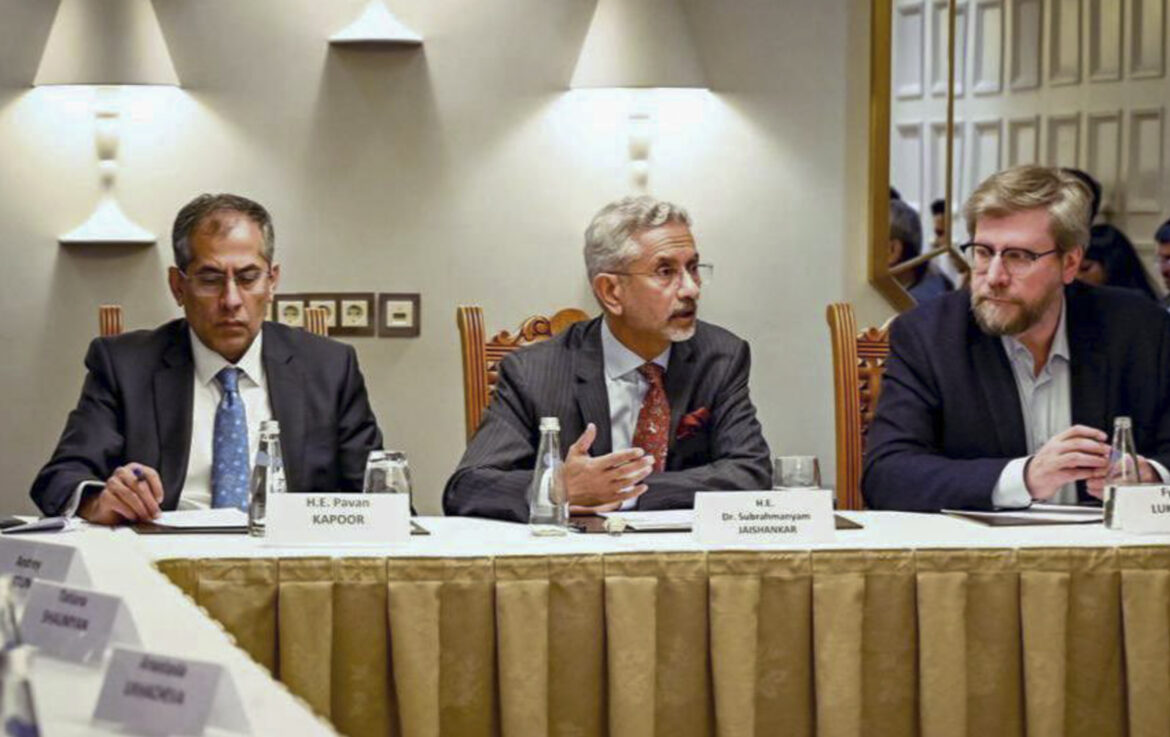 सेंट पीटर्सबर्ग में विदेश मंत्री, जयशंकर का रवींद्रनाथ टैगोर के नाम पर बने स्कूल का दौरा