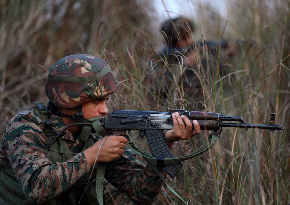 सुरक्षा बलों को मिली कामयाबी, पुलवामा में सर्च ऑपरेशन में 3 गिरफ्तार
