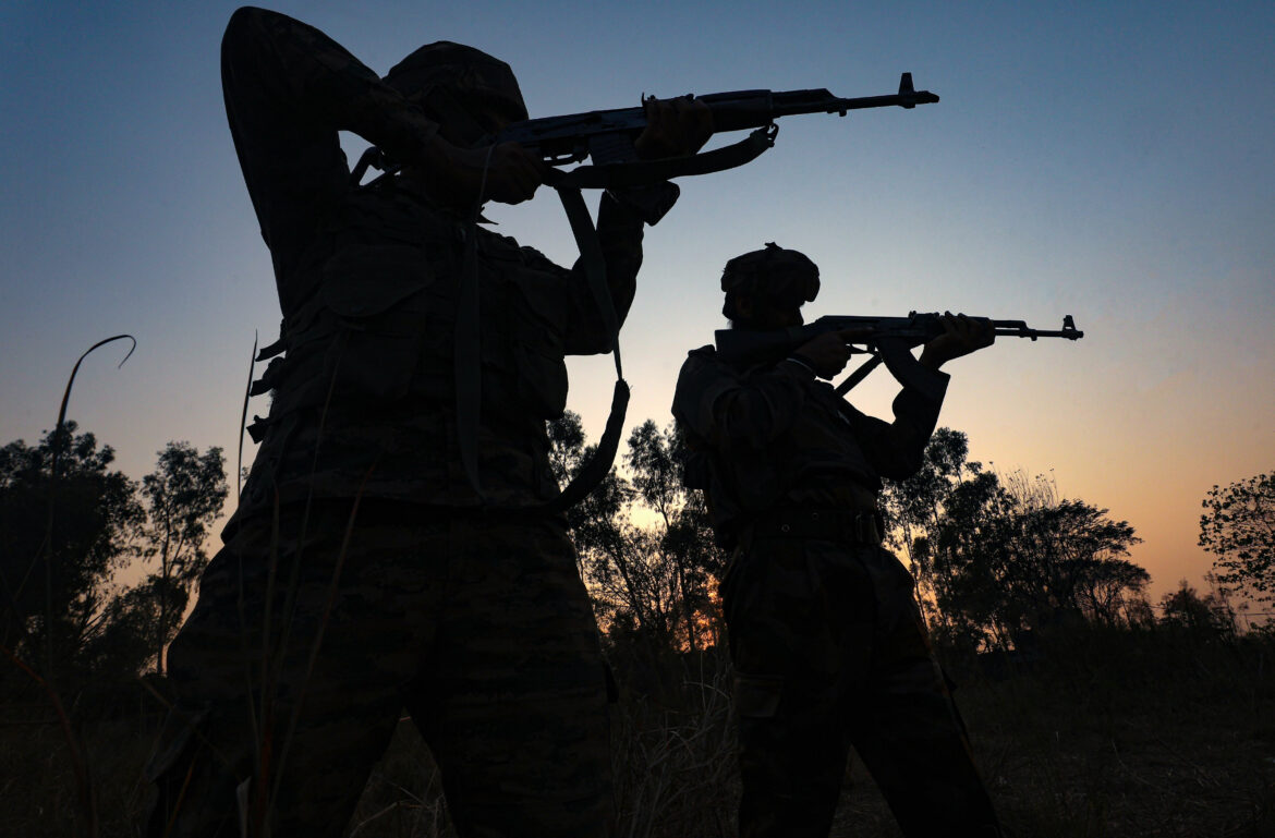 जम्मू में नियंत्रण रेखा के पास हथियार बरामद, अखनूर सेक्टर में ड्रोन से गिराए गए हथियार, नकदी जब्त