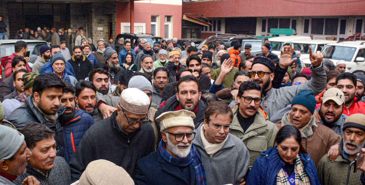 पुंछ में 3 लोगों की मौत के मामले ने पकड़ा तूल, जम्मू कश्मीर के राजनीतिक दलों का प्रदर्शन