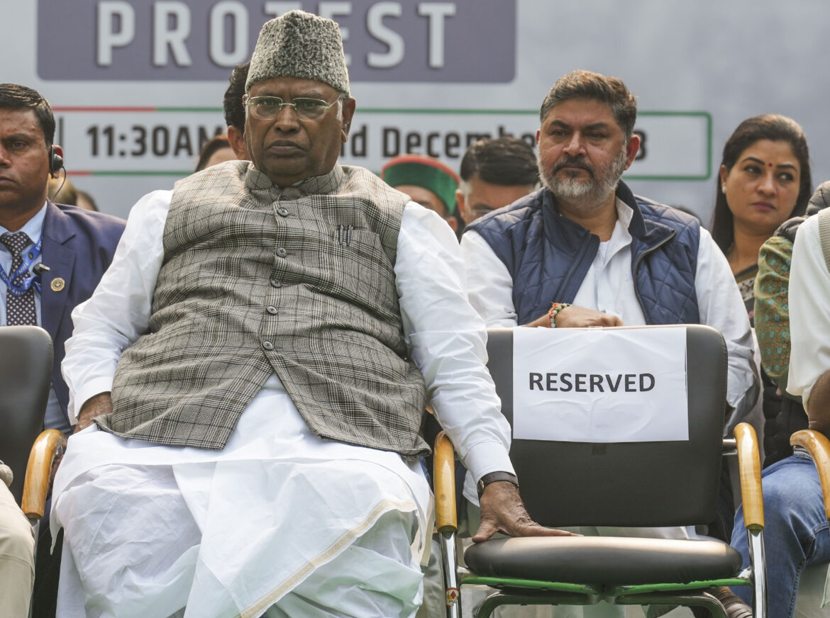 भारत आतंकवाद के खिलाफ एकजुट, मल्लिकार्जुन खड़गे, गुरुवार को आतंकी हमले में 5 जवान शहीद हुए थे