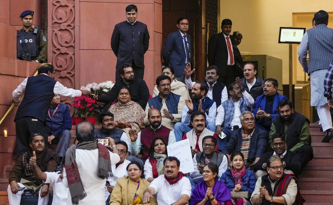 संसद के दोनों सदनों के 78 विपक्षी सांसद सस्पेंड, संसद की सुरक्षा में सेंध का मामला - Live Times