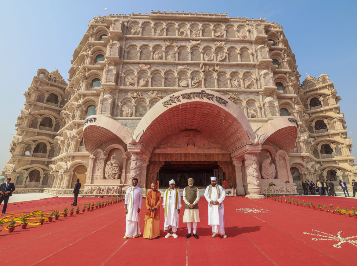 पीएम ने स्वर्वेद महामंदिर का उदघाटन किया, वाराणसी में बना यह दुनिया का सबसे बड़ा ध्यान केंद्र है