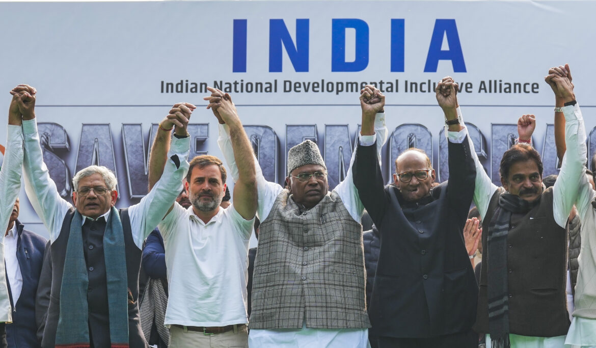 सरकार लोकतंत्र खत्म करने की कोशिश कर रही, विपक्ष