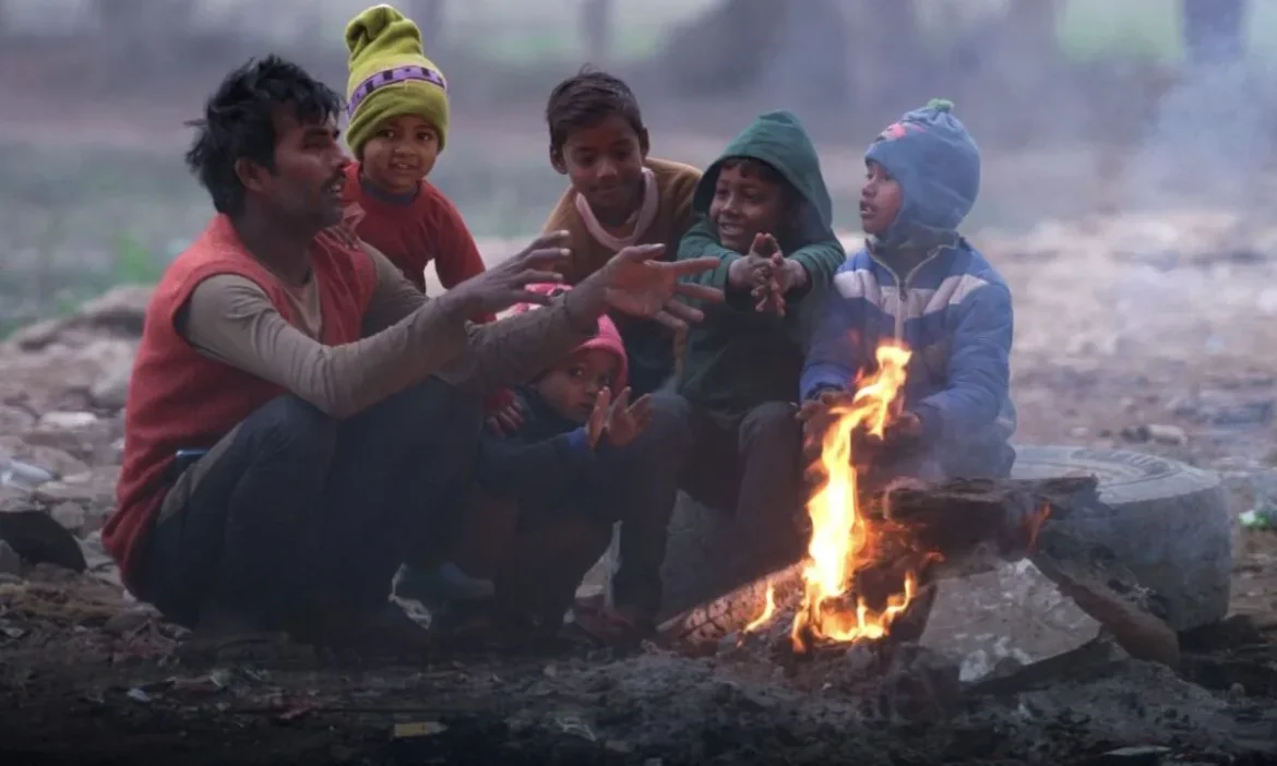 दिल्ली में लुढ़का पारा, बढ़ते कोहरे से लोग परेशान