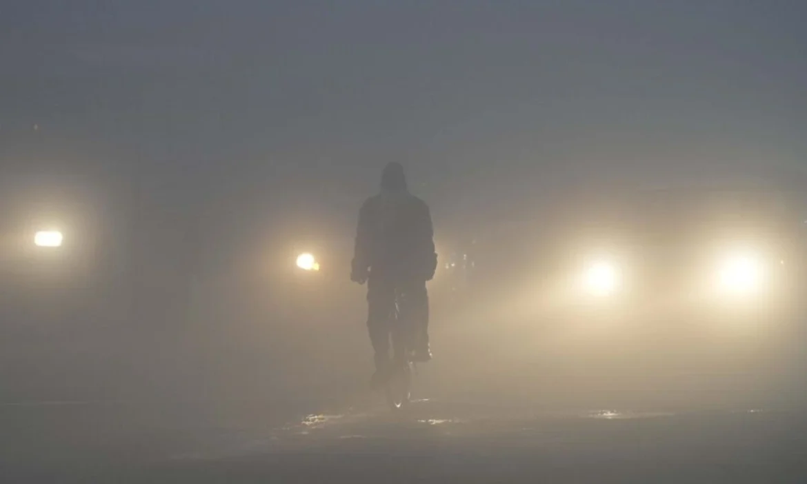 घने कोहरे के कारण कईं उड़ानों पर ब्रेक, सुबह दिल्ली हवाई अड्डे पर कम थी विजिबिलिटी