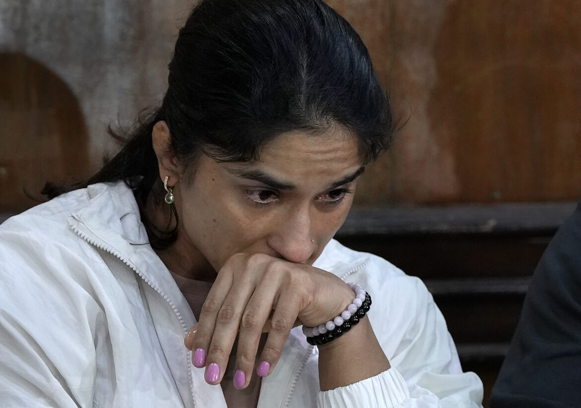 विनेश लौटाएंगी खेल रत्न और अर्जुन पुरस्कार, कुश्ती पर गहराया संकट