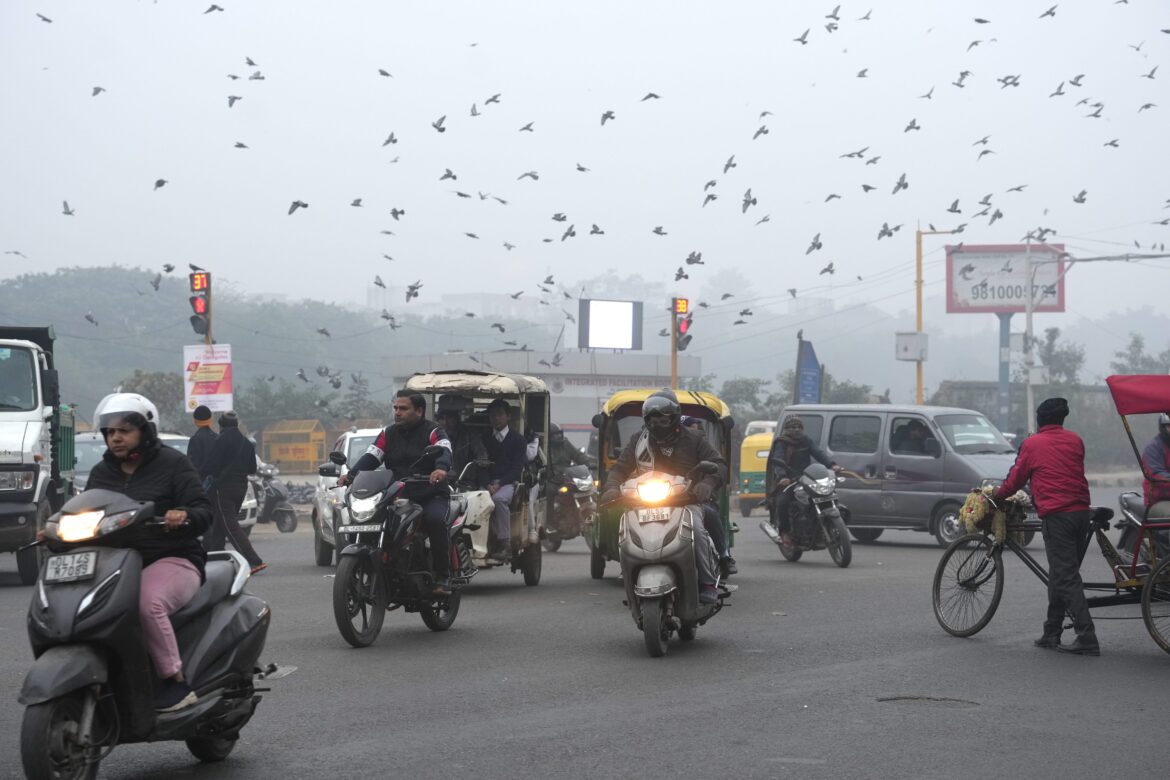 दिल्ली में कोहरे का कहर जारी, उड़ानों के मार्ग में हुआ बदलाव