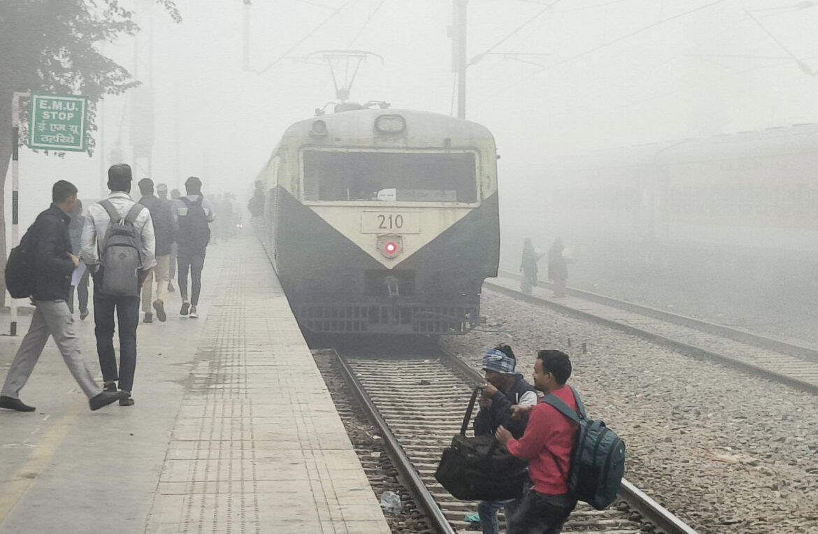 कोहरे ने थामी रेलगाड़ियों की रफ्तार, दिल्ली में कोहरे की मार
