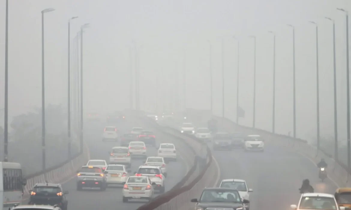 ठंडी हवा से ठिठुराई दिल्ली, कोहरे से लगा ट्रनों की रफ्तार पर ब्रेक