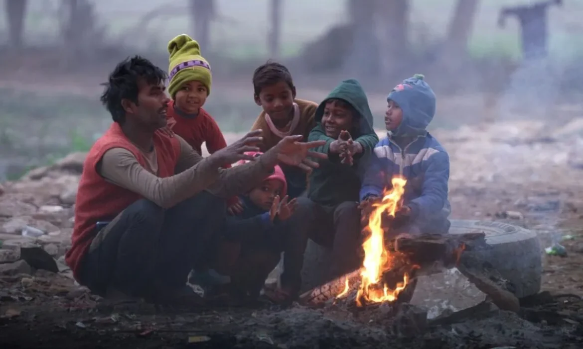 कड़ाके की ठंड ने लोगों का जीना किया मुहाल, हवाई उड़ानों पर भी असर