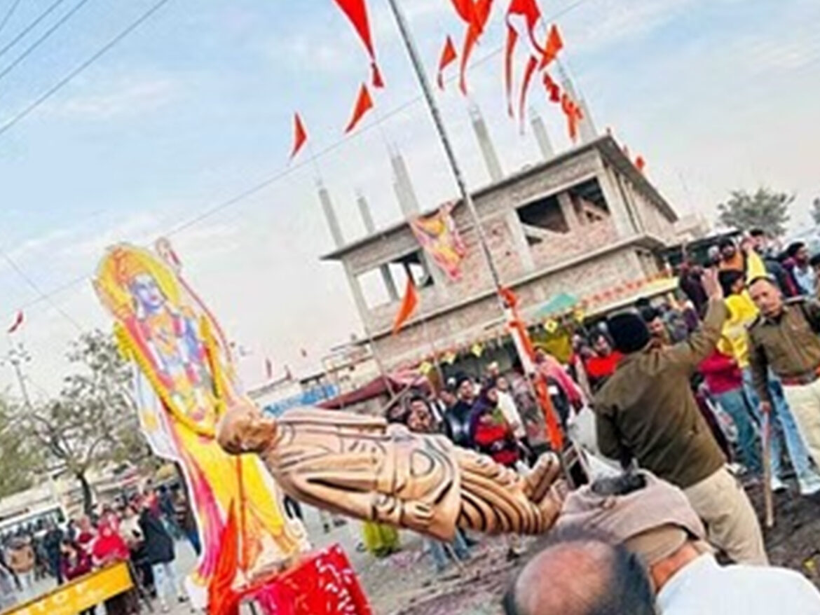 सरदार पटेल की मूर्ति हटाने को लेकर उज्जैन में बवाल, दो गुटों में जमकर हुई पत्थरबाजी