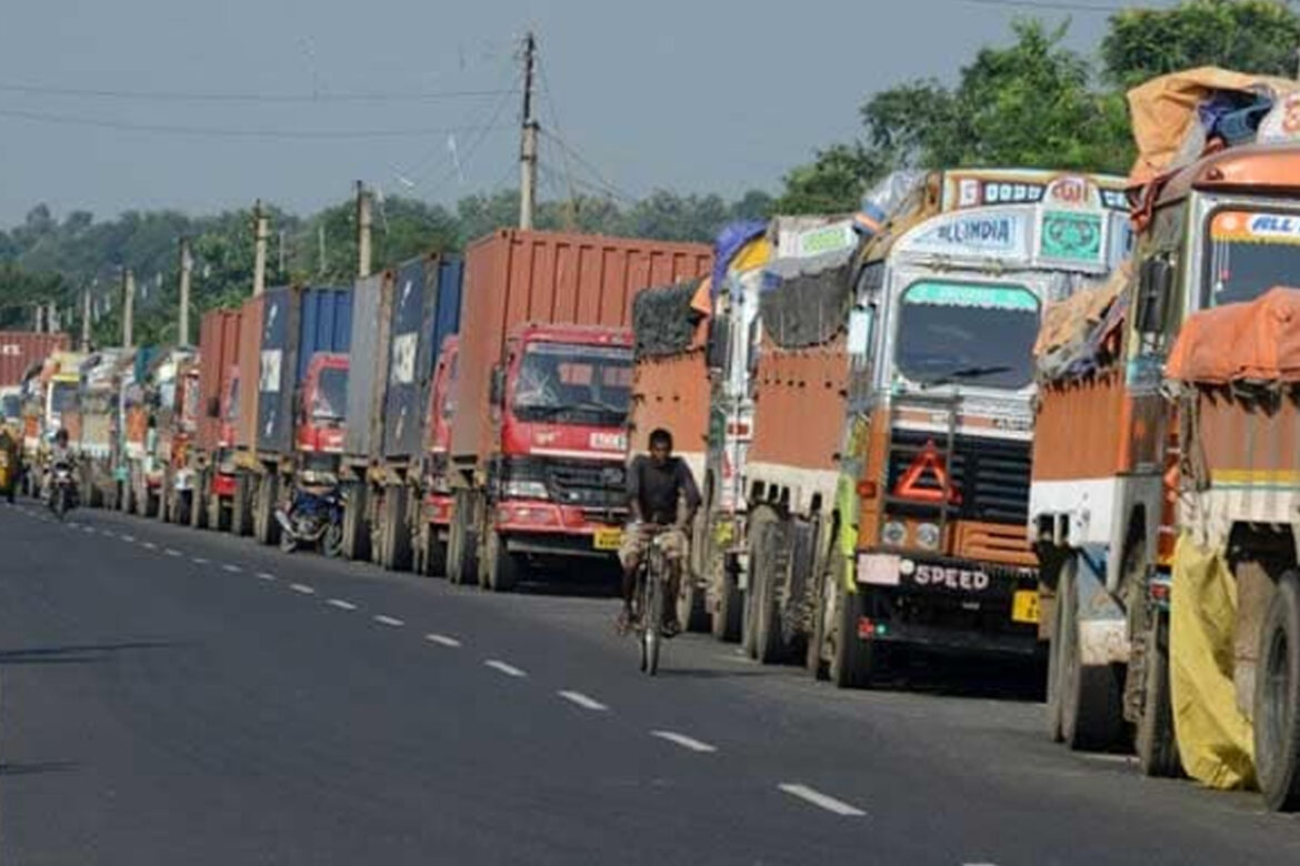 ट्रक चालकों की हड़ताल से गड़बड़ाई फ्यूल सप्लाई