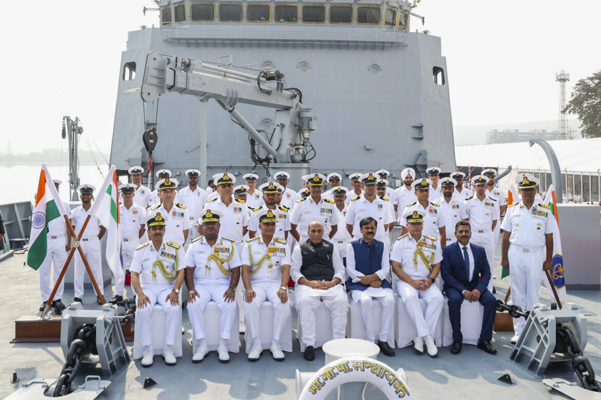 इंडियन नेवी में शामिल हुआ INS संधायक, रक्षा मंत्री ने समुद्री लुटेरों को दी चेतावनी