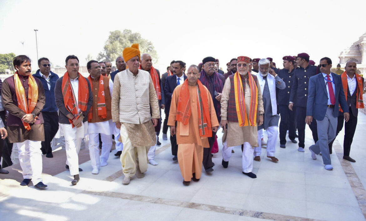 सीएम योगी के साथ उनके मंत्री और विधायकों ने किए रामलला के दर्शन, सपा प्रमुख ने अस्वीकार किया निमंत्रण