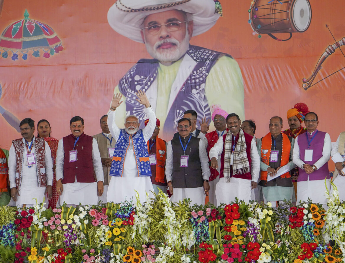 पीएम मोदी ने झाबुआ में कांग्रेस पर साधा निशाना, सिर्फ चुनाव के समय ही गरीब आते हैं याद