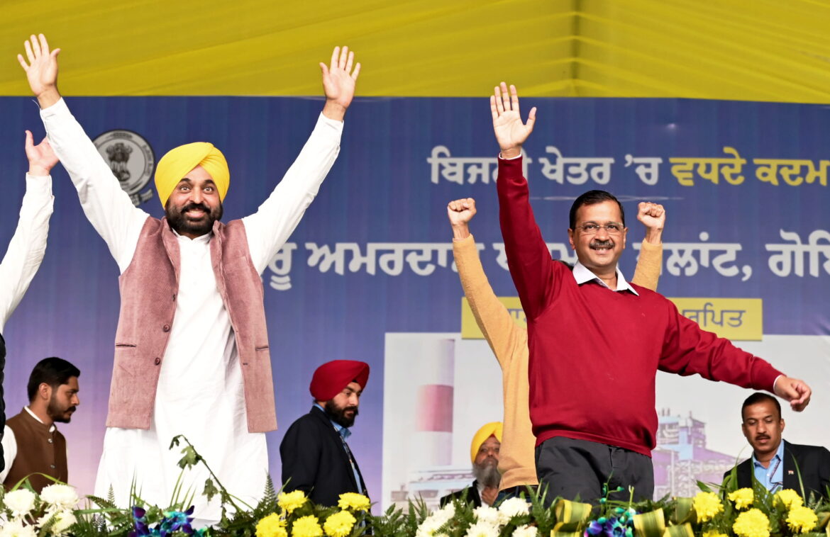 अरविंद केजरीवाल और भगवंत मान ने किए रामलला के दर्शन, परिवार के सदस्य भी थे मौजूद