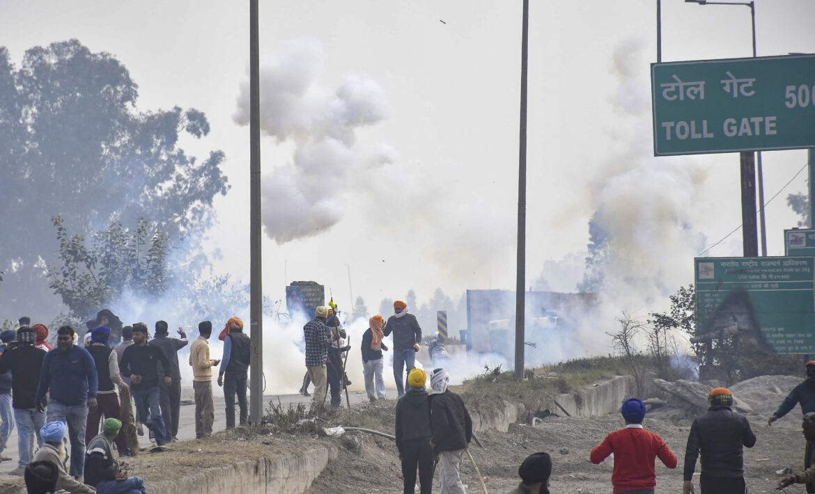शंभू बार्डर पर जबरदस्त हंगामा, पुलिस ने छोड़े आंसू गैस के गोले