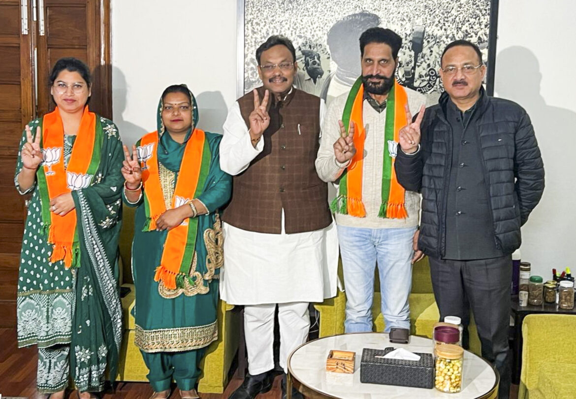 AAP councilors join BJP
