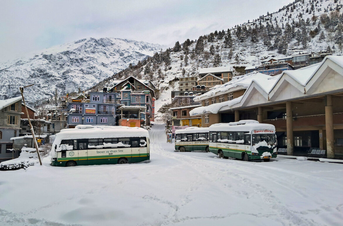 श्रीनगर और हिमाचल में ज़बरदस्त बर्फबारी, कई इलाकों में यातायात बाधित