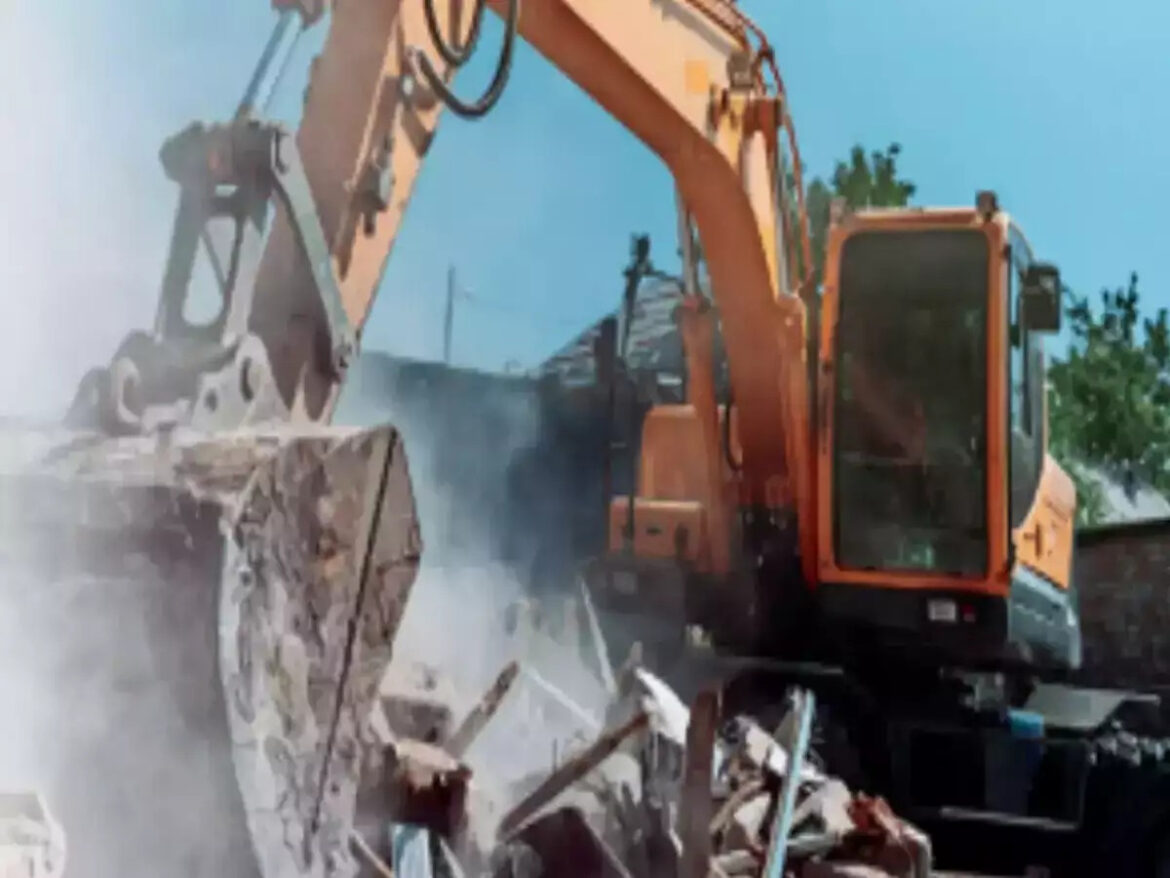 रैट माइनर वकील हसन के घर पर बुलडोजर चलने पर सियासत तेज