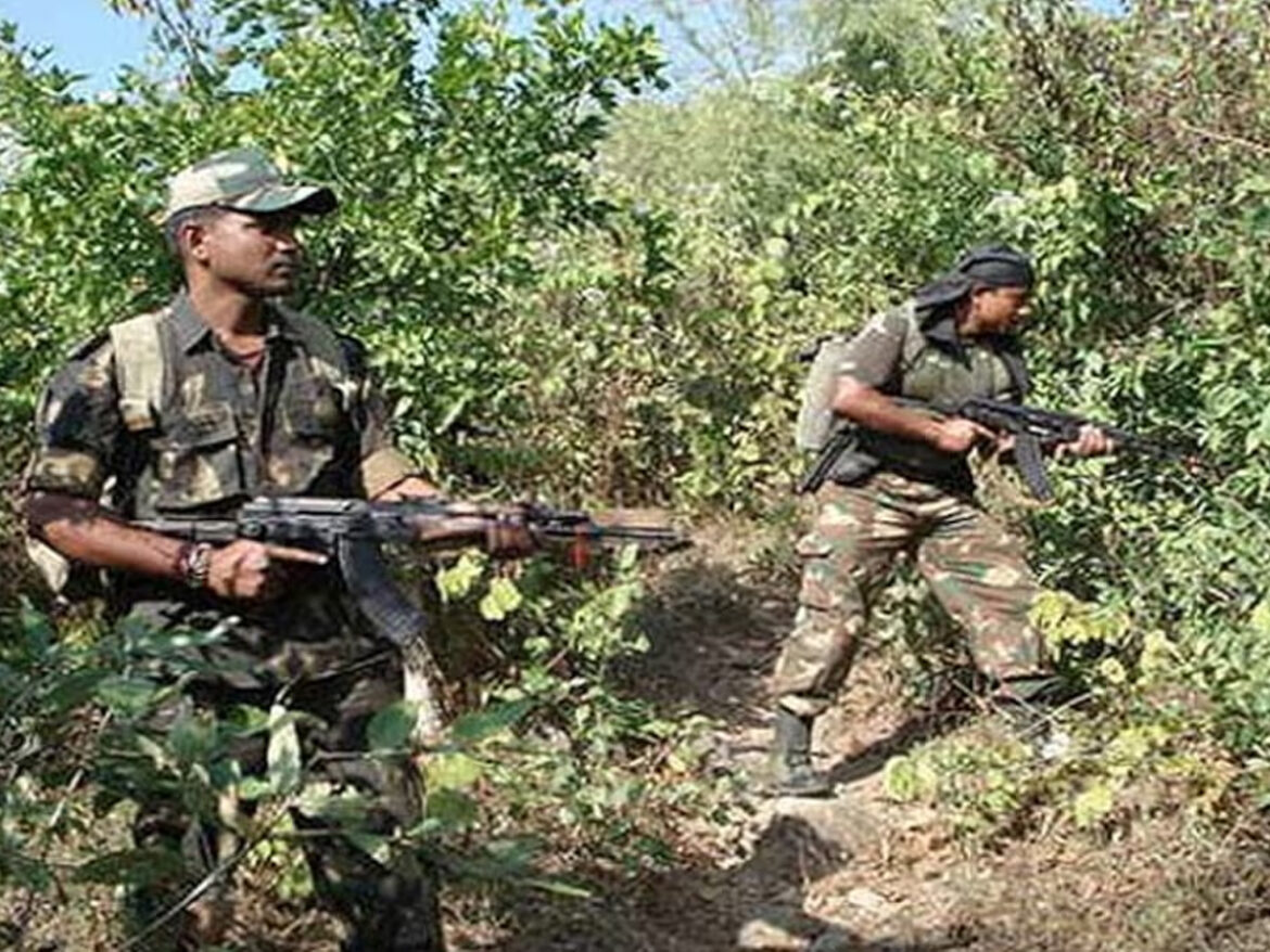 छत्तीसगढ़ के दंतेवाड़ा में 8 लाख का इनामी नक्सली मुठभेड़ में ढेर, सुरक्षाबलों ने दिया कार्यवाई को अंजाम