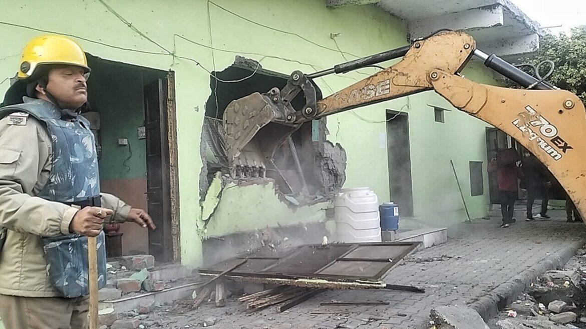 हल्द्वानी में खराब हालात के बाद लगा कर्फ्यू, सीएम के सख्ती के आदेश, अवैध मदरसे मस्जिद को ढहाए जाने पर भड़की हिंसा