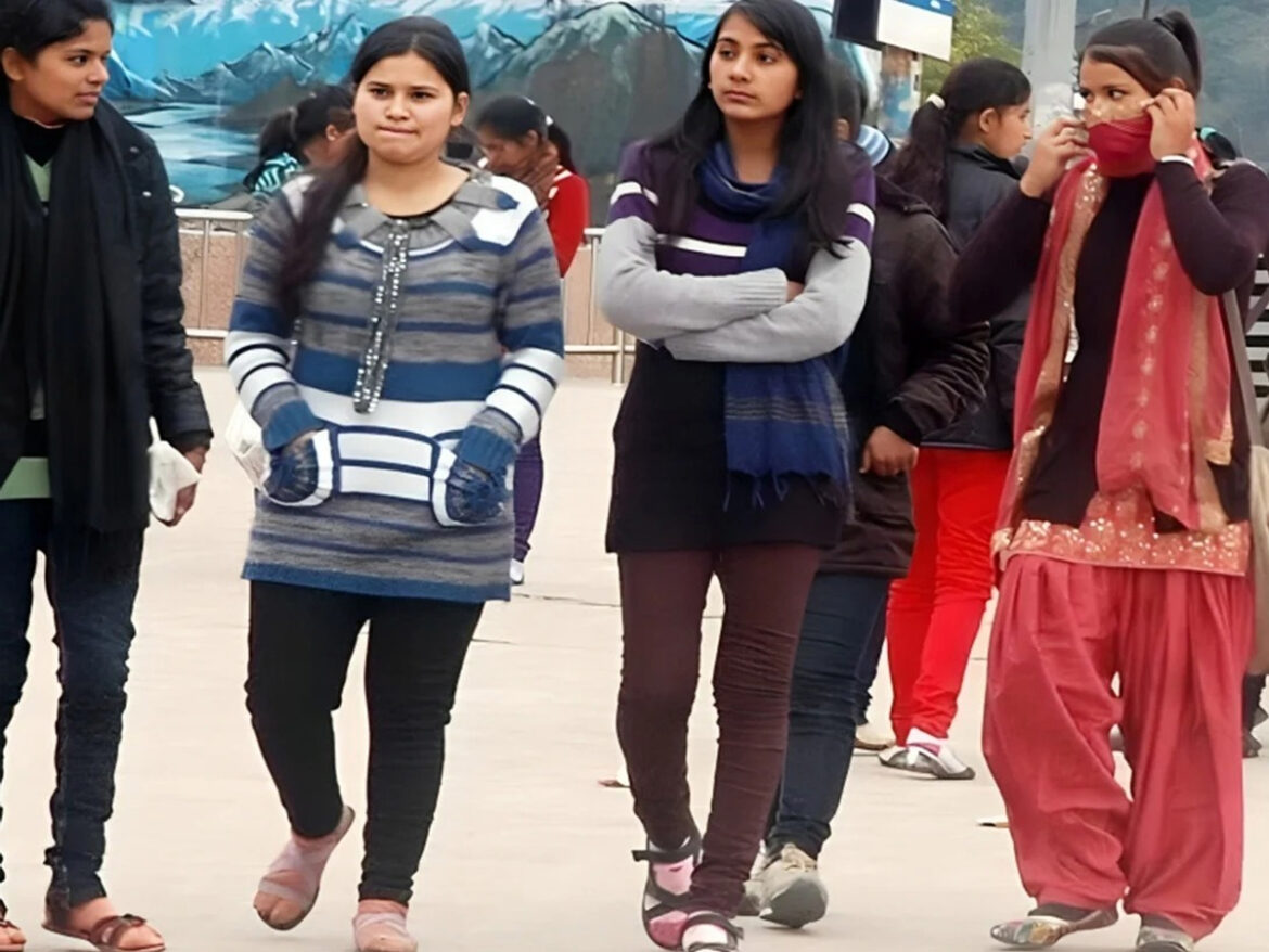 खिली धूप से लोगों को मिली ठंड से राहत, आसमान साफ रहने की संभावना