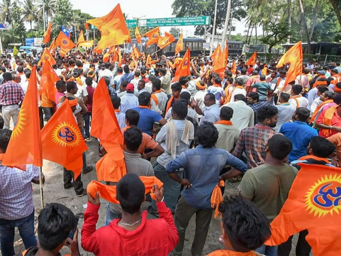 कर्नाटक में BJP विधायकों के खिलाफ FIR दर्ज करने पर विहिप का विरोध प्रदर्शन