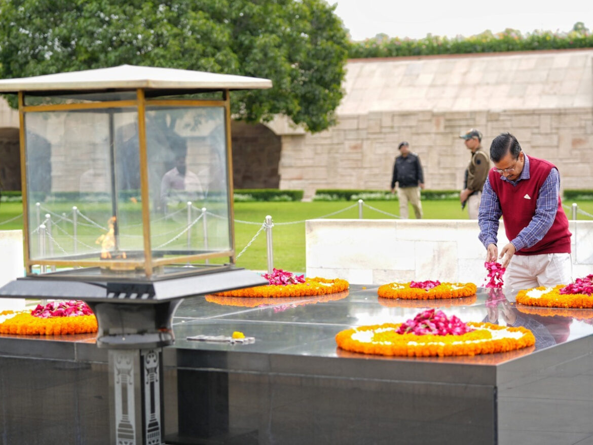 राजघाट पर पहुंचे अरविंद केजरीवाल समेत AAP के बड़े नेता