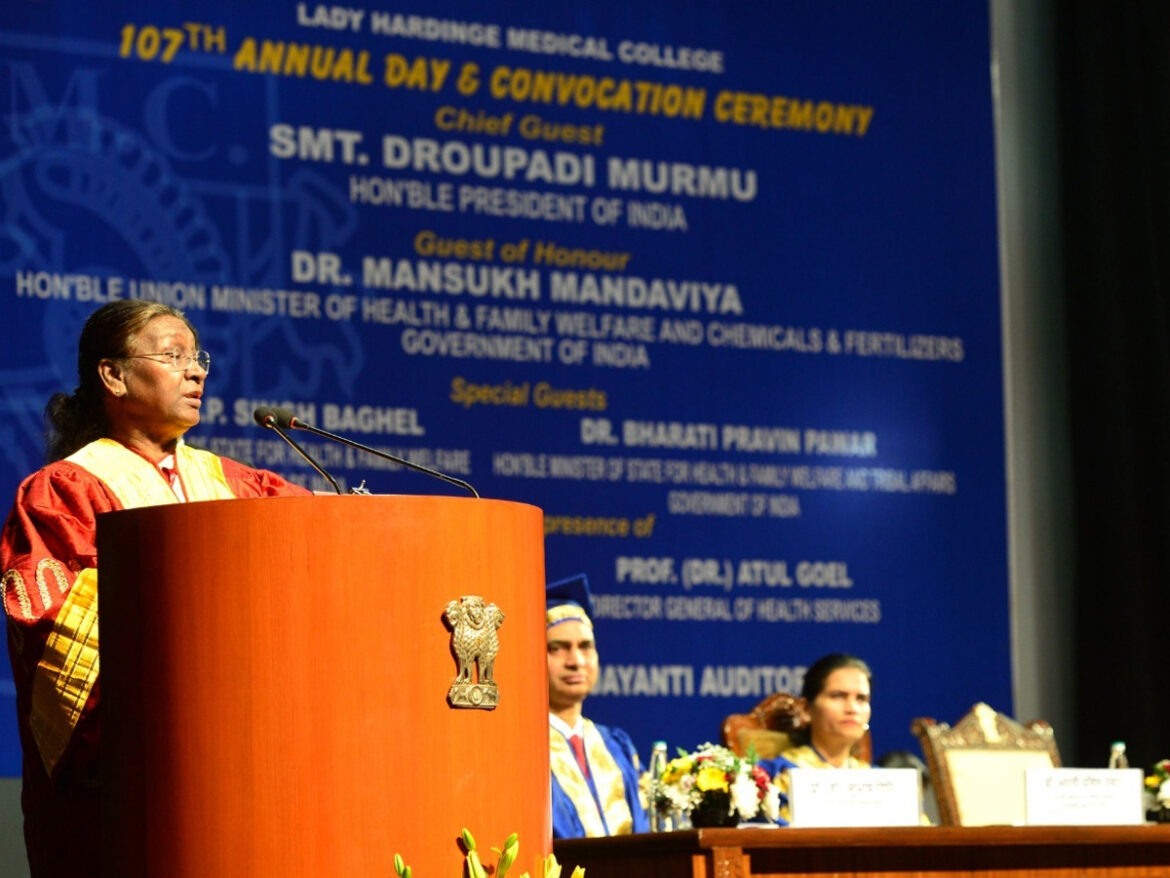 राष्ट्रपति द्रौपदी मुर्मु ने लेडी हार्डिंग मेडिकल कॉलेज के दीक्षांत समारोह में लिया भाग