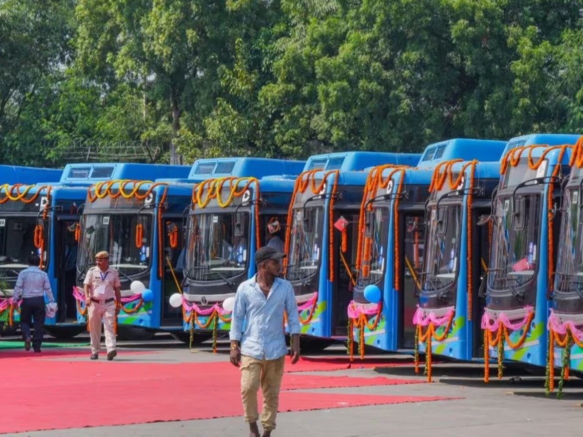 दिल्ली में शुरु हुई 350 नईं इलेक्ट्रिक बसें, सीएम और एलजी ने दी हरी झंडी