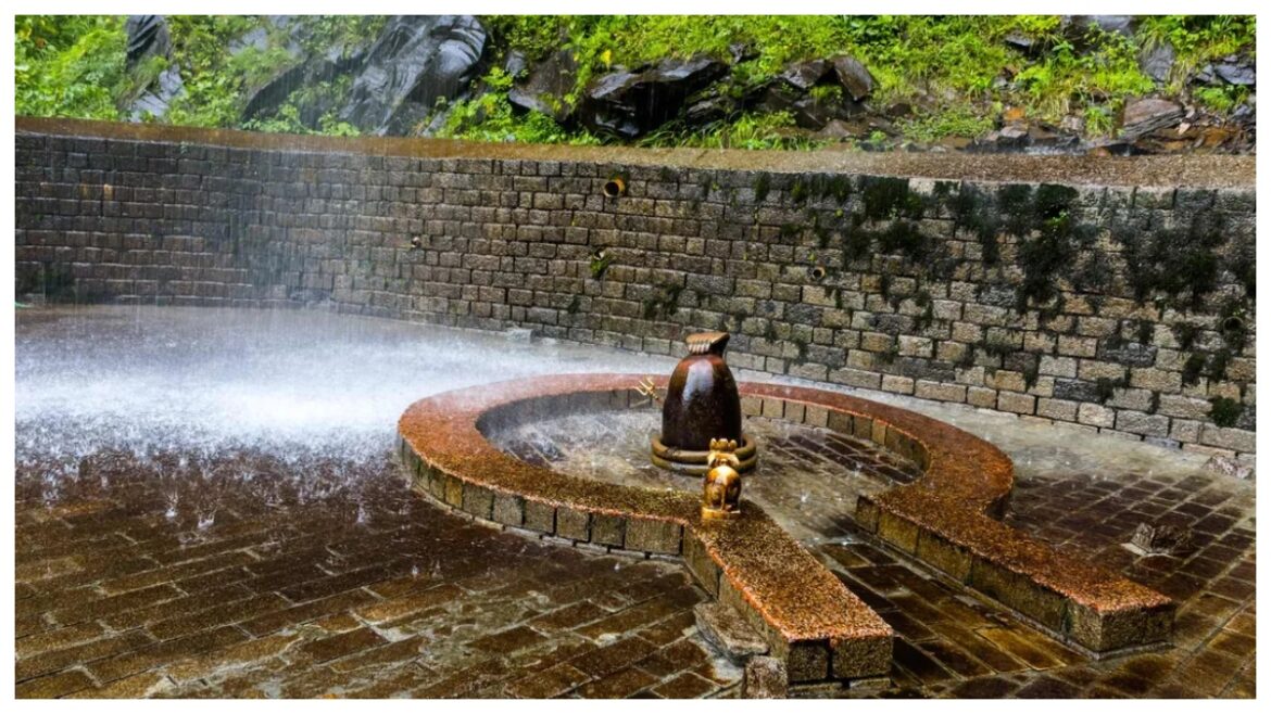 देश के इस मंदिर में पवित्र झरने से होता है शिवलिंग का अभिषेक