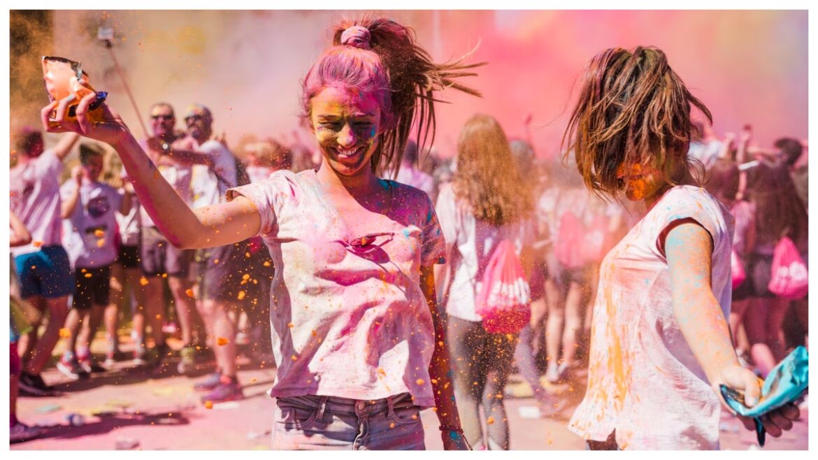 Holi 2024 Special: होली पार्टी में धूम मचा देंगे ये 5 ट्रेंडी आउटफिट्स
