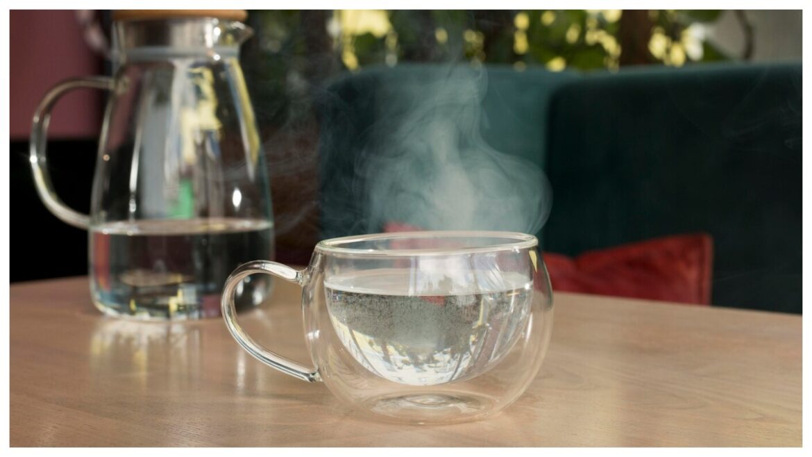 Hot Water Benefits: वजन से लेकर स्ट्रेस दूर भगाने तक, गर्म पानी पीने से मिलते हैं कई फायदे