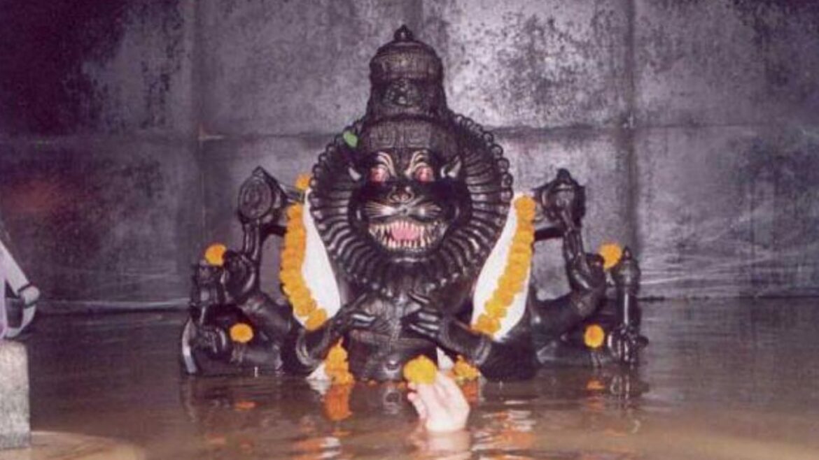 Karnataka: बीदर में नरसिम्हा मंदिर में श्रद्धालुओं की आस्था, पानी के बीच से दर्शन करने पहुंचते हैं श्रद्धालु