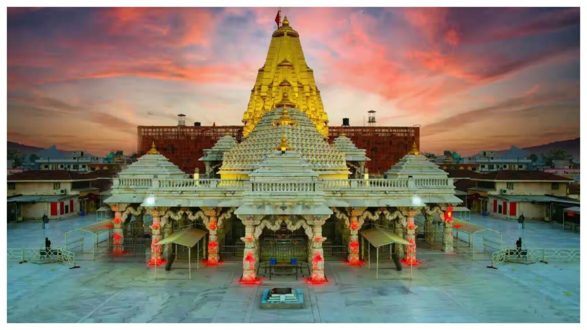 Ambaji Temple: देश के इस मंदिर में आंखों पर पट्टी बांधकर की जाती है पूजा