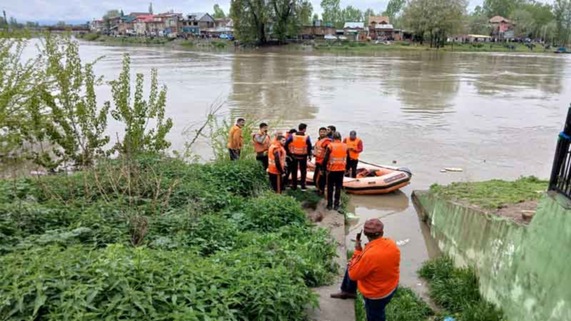 Jammu Kashmir Boat Capsized: जम्मू कश्मीर में बड़ा हादसा, छात्रों से भरी नाव पलटने से 4 की मौत