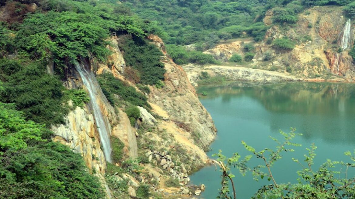 दिल्ली-NCR की 6 खूबसूरत झीलें लुभाएंगी अपना मन, परिवार दोस्तों संग बना सकते हैं घूमने का प्लान