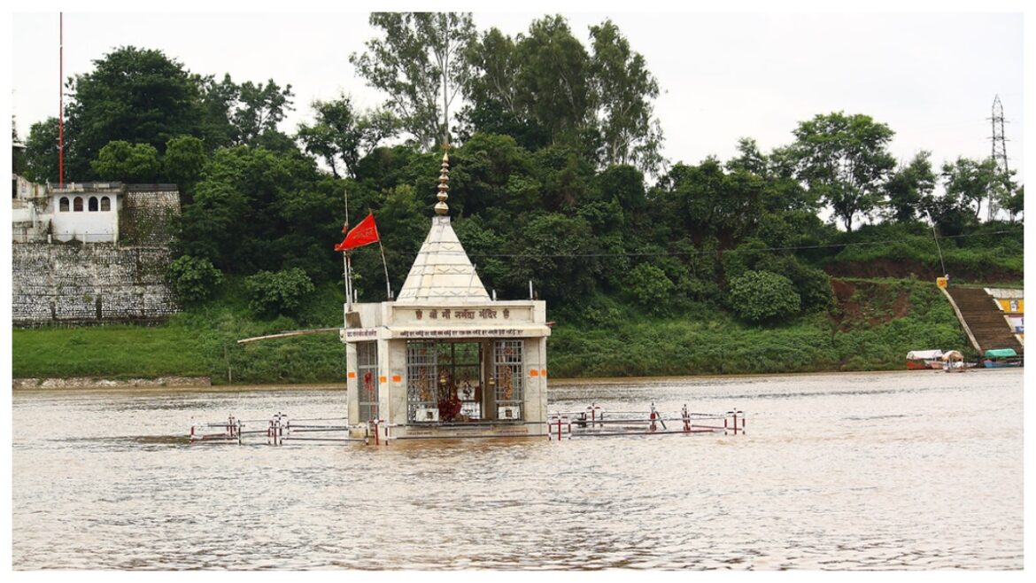 Maa Narmada Temple: देश का ऐसा अनोखा मंदिर जो बिना पिलर के खड़ा है नदी में डटकर