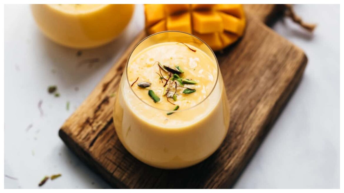 Mango Lassi Recipe: घर पर मात्र 5 मिनट में बनाएं बाजार जैसी टेस्टी मैंगो लस्सी