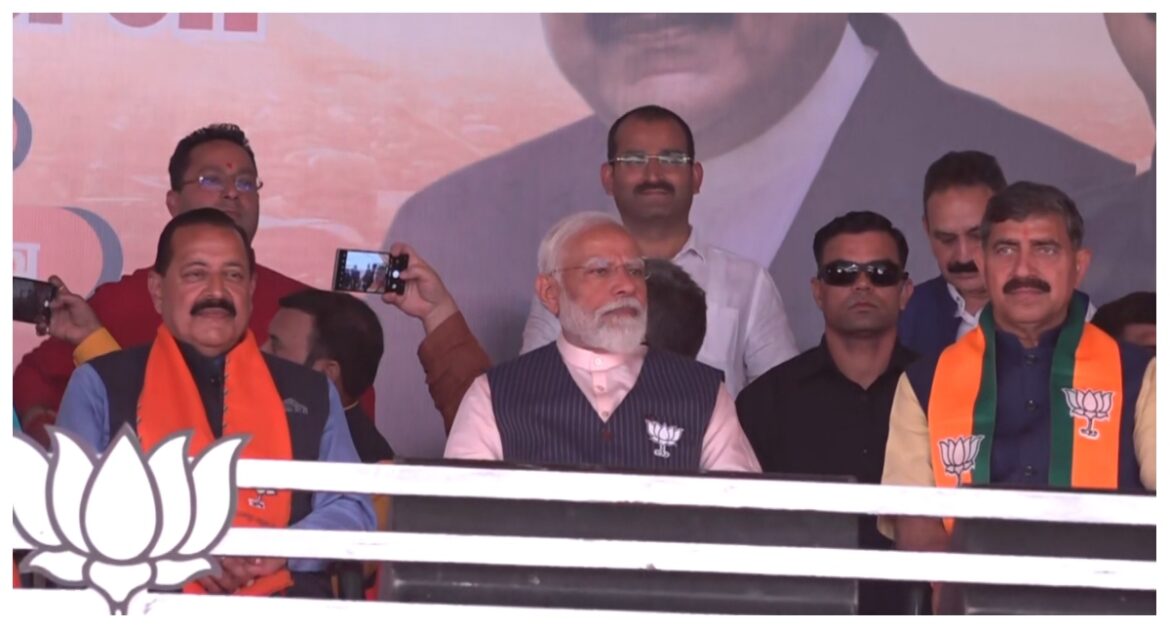 सामने 2-2 प्रधानमंत्री देखकर चौंक गए लोग, मंच पर बैठे पीएम मोदी भी हुए हैरान