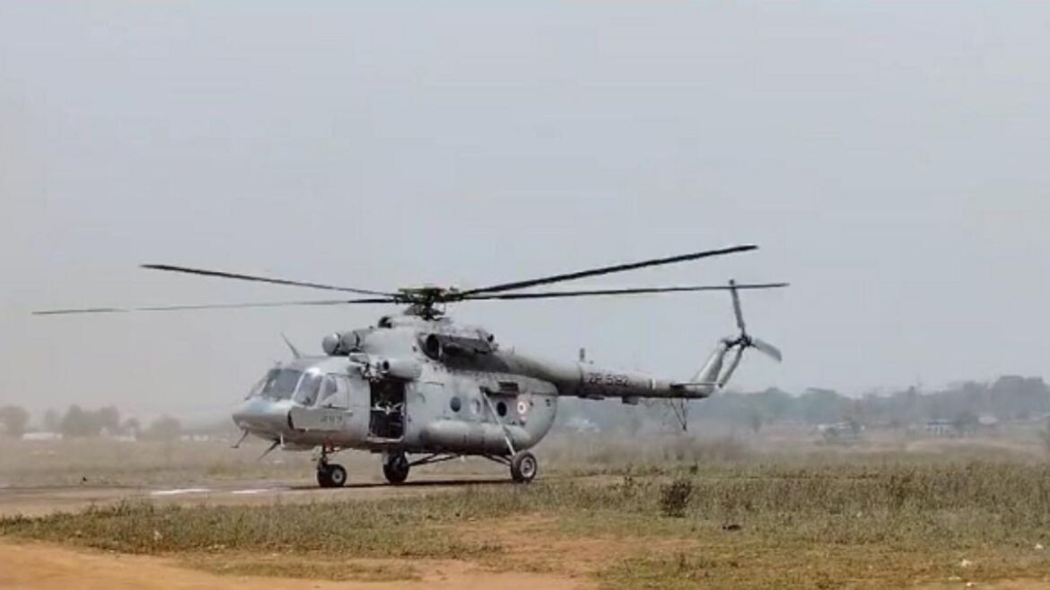 बस्तर में वोटिंग के लिए सेना ने 140 चुनाव अधिकारियों को किया एयरलिफ्ट, पहली बार हेलीकॉप्टर में बैठे पोलिंग अफसर