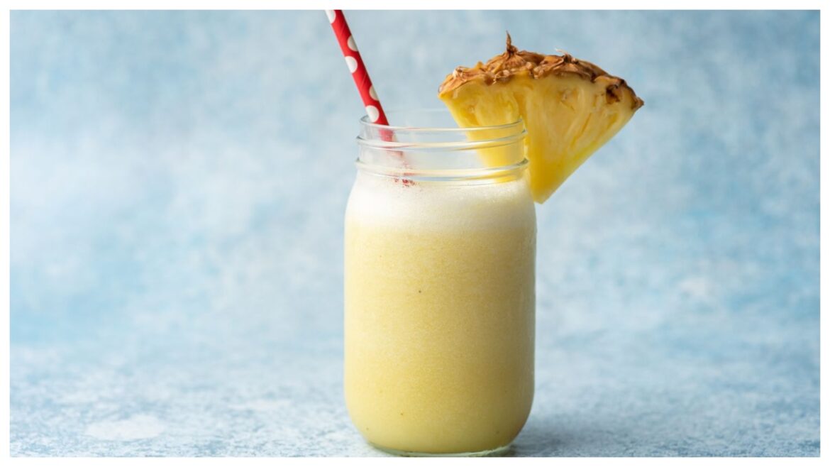 Pineapple Smoothie Recipe: ब्रेकफास्ट के लिए मिनटों में तैयार करें टेस्टी पाइनएप्पल स्मूदी