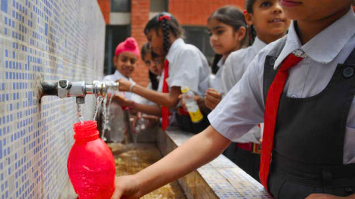 UP School Timings Changed: Due to extreme heat in Sonbhadra, school timings changed, children will have to work hard