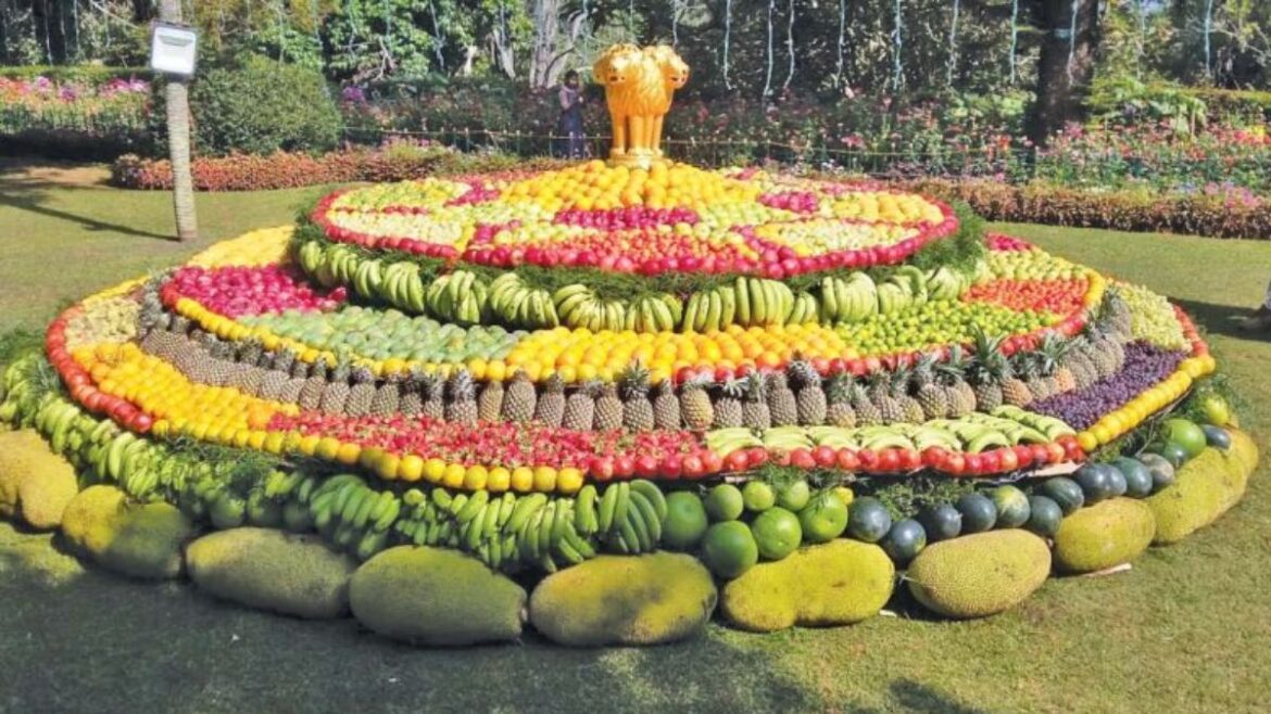 Tamil Nadu Fruit Show Different style artistry huge crowd tourists gathered