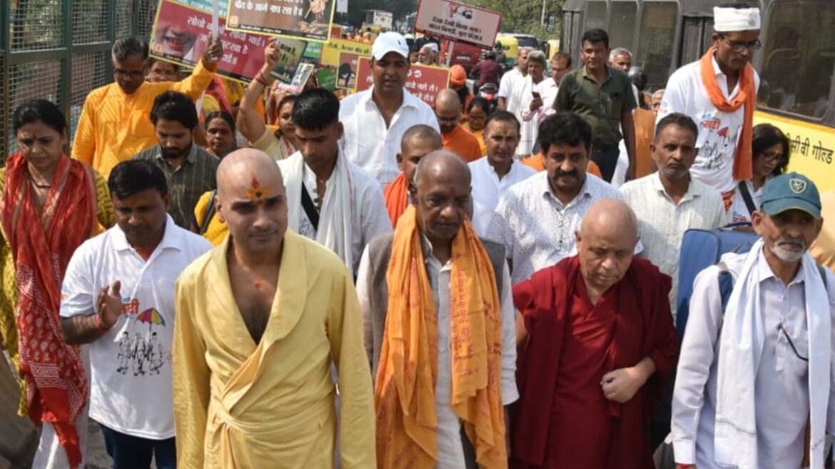 1300 दिन से उपवास पर हैं संत दादा गुरु, इन 2 चीजों पर जिंदा हैं