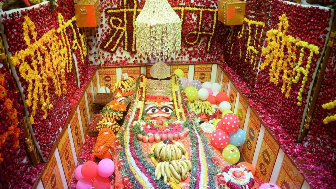 Uttar Pradesh Devotees gathered Hanuman temple Prayagraj special for devotees