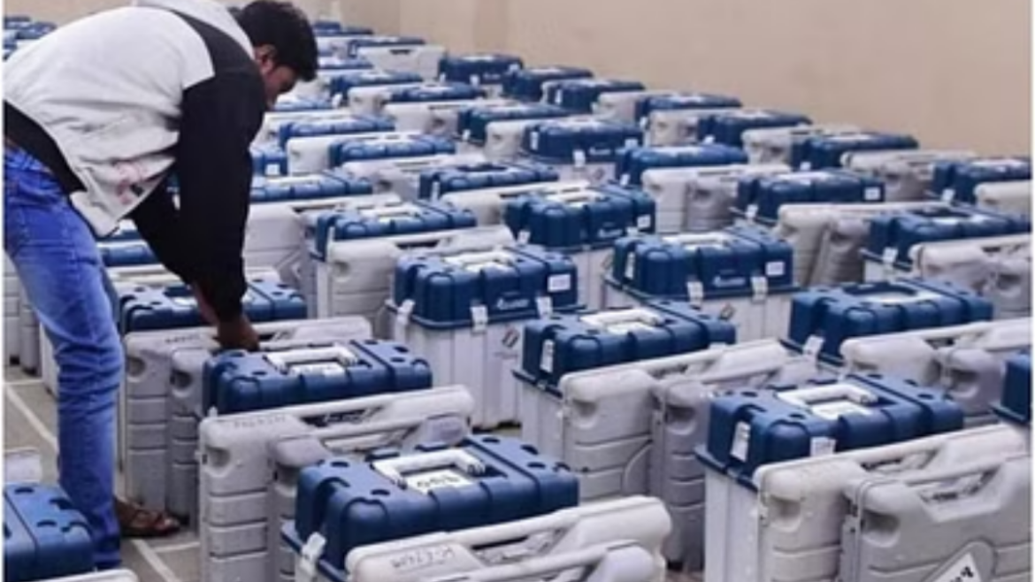 सपा और कांग्रेस को वोटिंग मशीनों में गड़बड़ी की आशंका, स्ट्रॉन्ग रूम के सामने लगाया कैंप